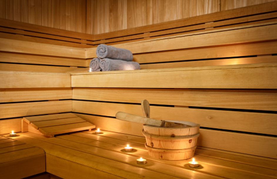 wellhealthorganic.com:difference-between-steam-room-and-sauna-health-benefits-of-steam-room